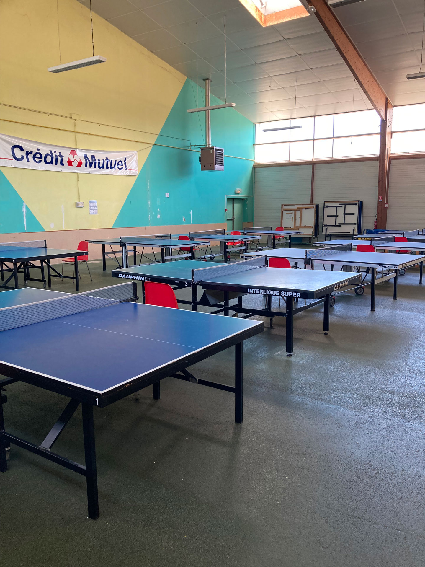 Espace avec table de pingong de la salle omnisport de st Anne